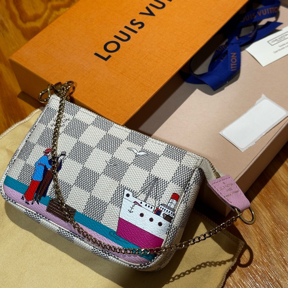 Louis Vuitton Damier Azur 2016 Christmas
Animation Mini Pochette Accessories